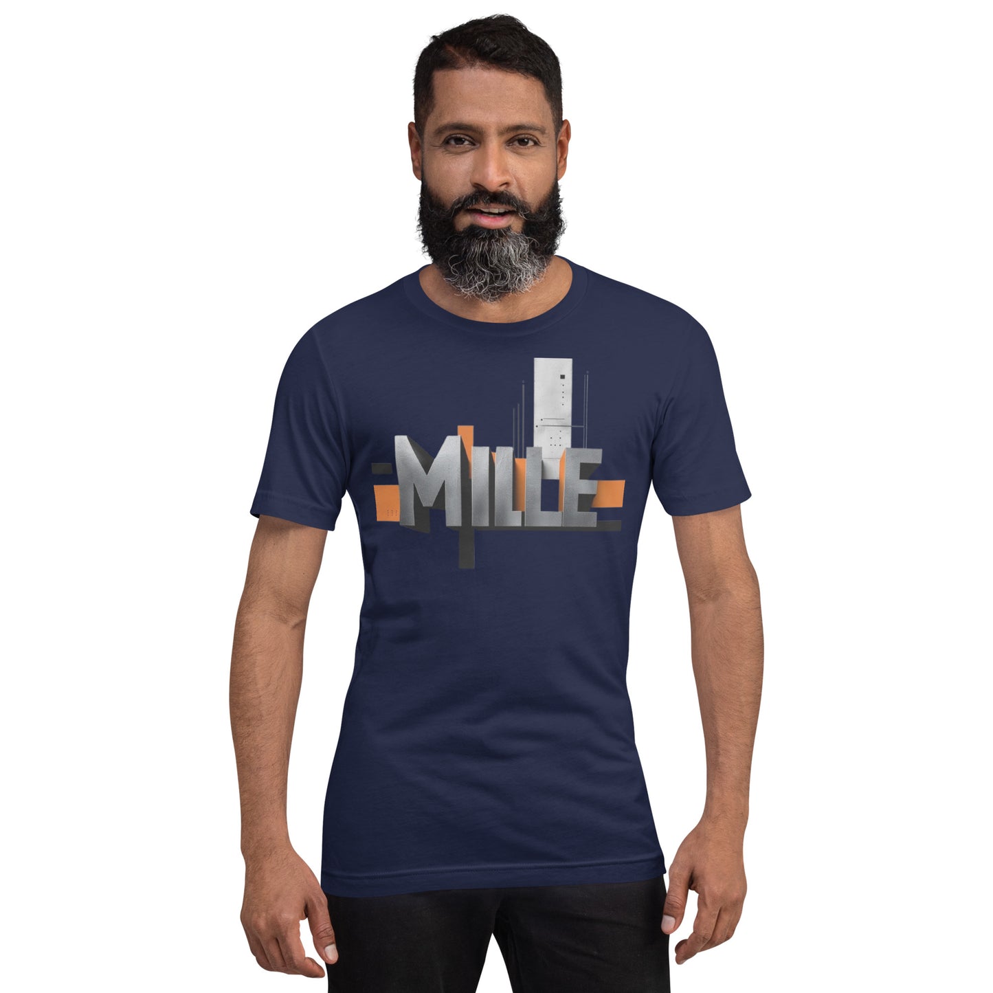 Camiseta MILLE Pillar de color azul marino con logo MILLE grande y vertical en el pecho. Vista frontal en modelo.