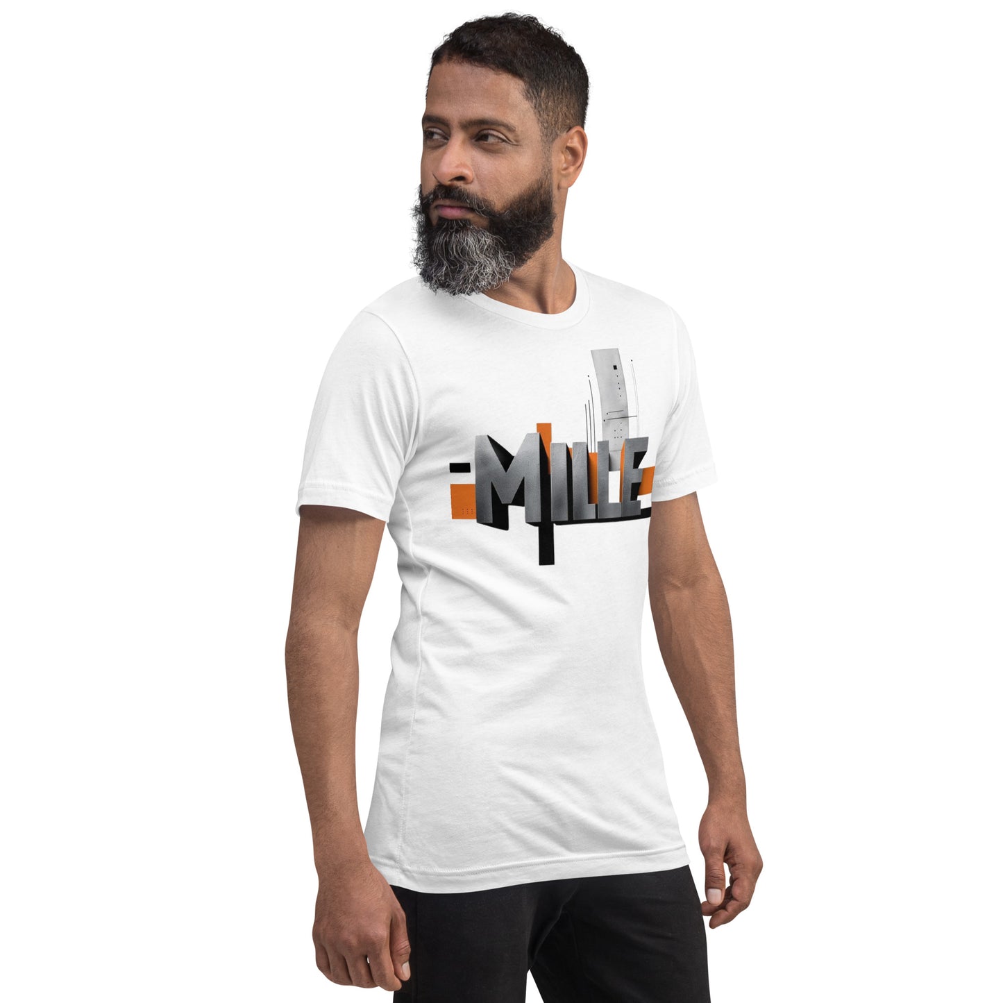 Camiseta MILLE Pillar de color blanco con logo MILLE grande y vertical. Vista frontal lateral de modelo masculino.