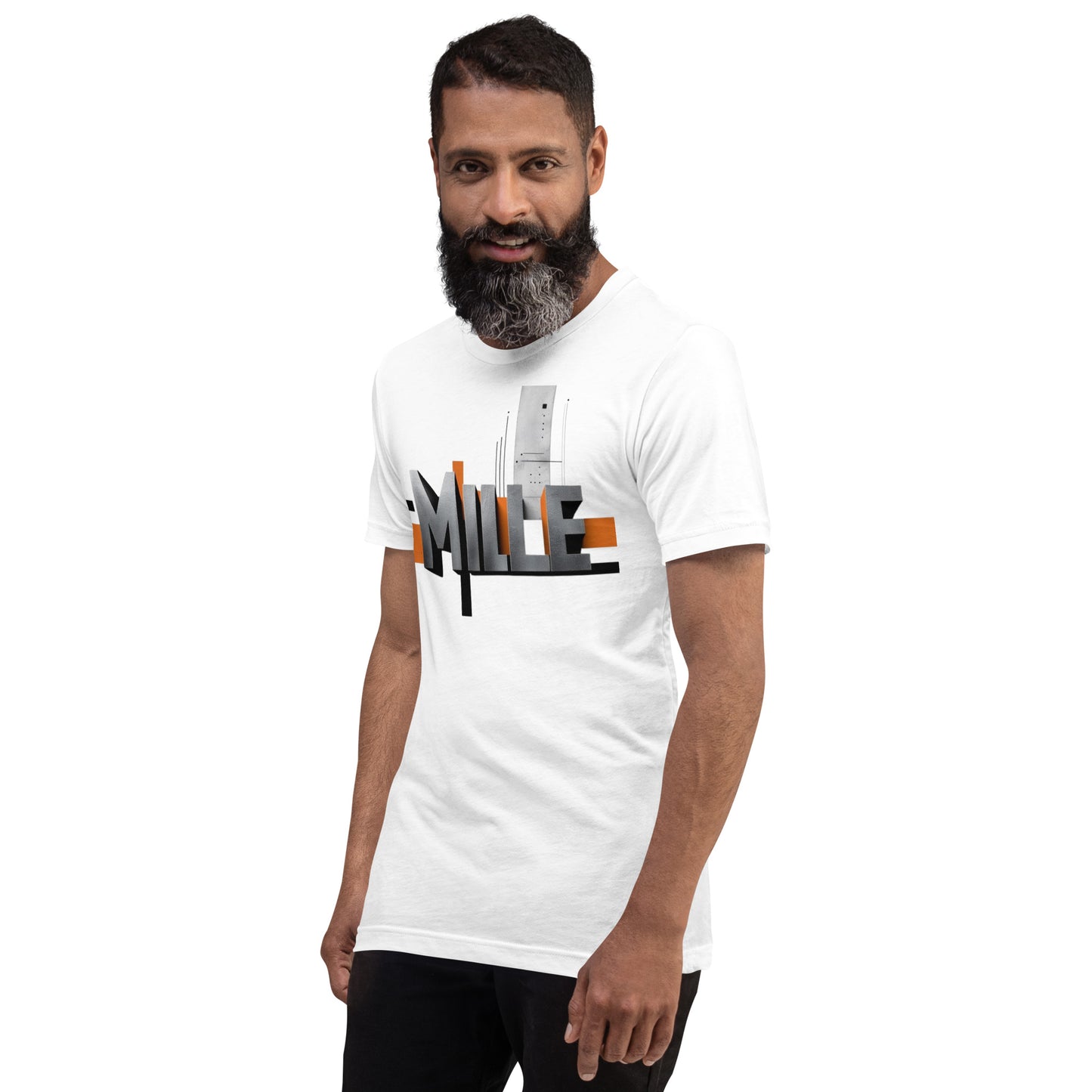 Camiseta MILLE Pillar de color blanco con logo MILLE grande y vertical. Vista frontal lateral en modelo.