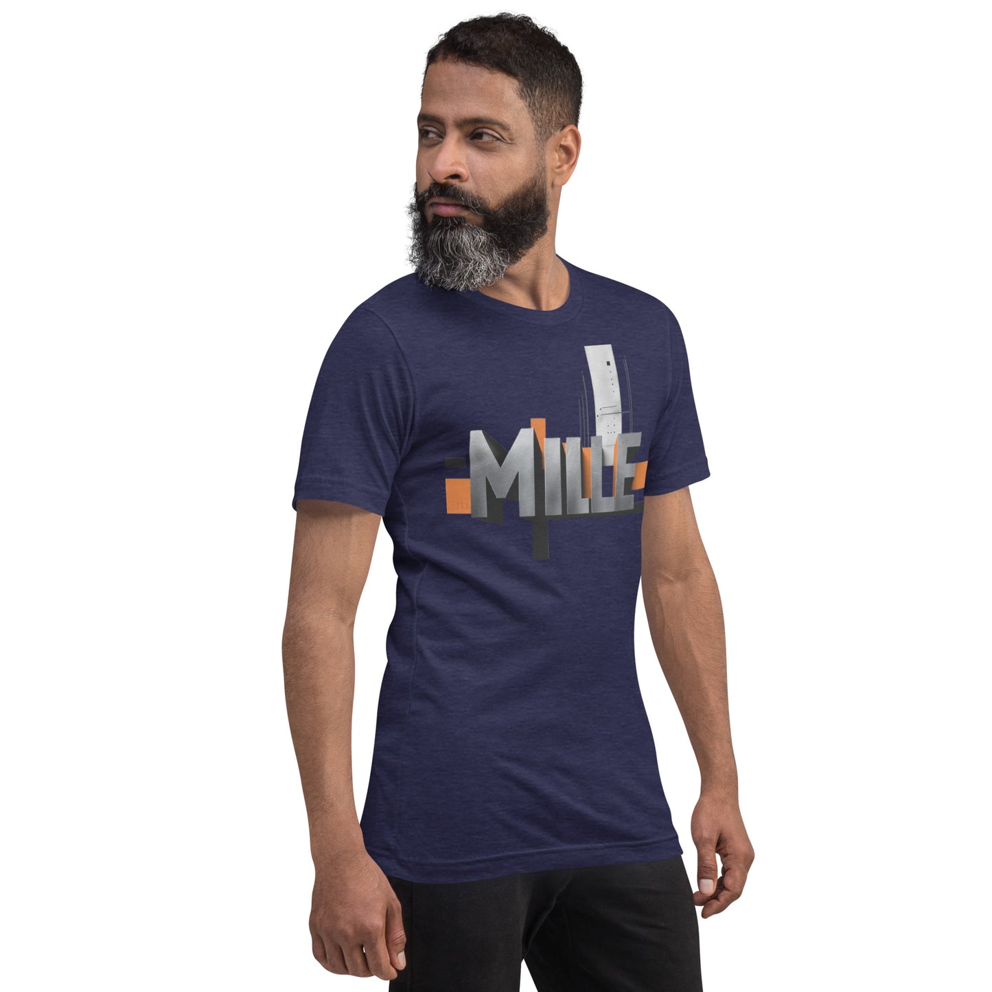 Camiseta MILLE Pillar de color gris jaspeado (Heather Navy) con logo MILLE grande y vertical. Vista frontal lateral de modelo masculino.