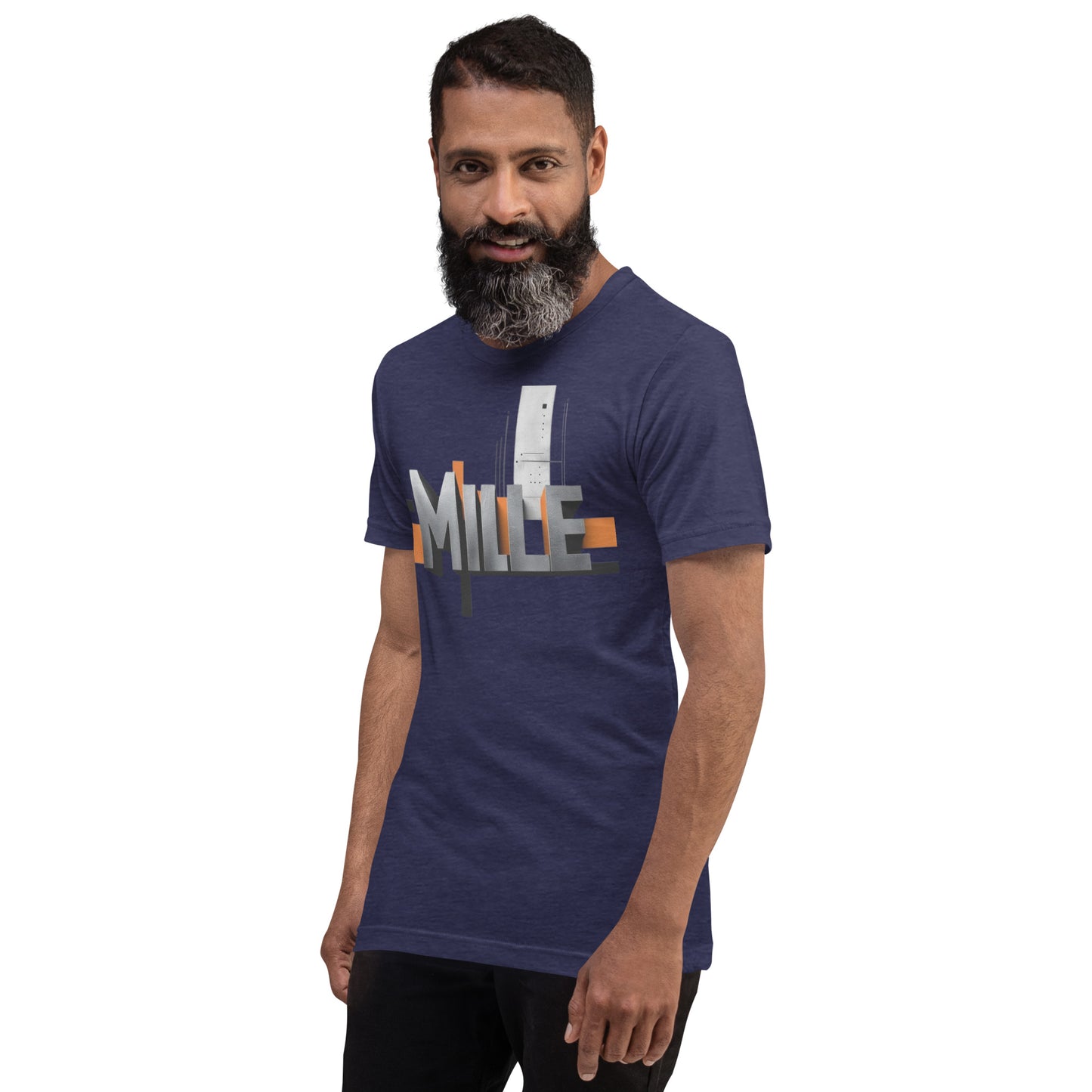 Camiseta MILLE Pillar de color gris jaspeado (Heather Navy) con logo MILLE grande y vertical. Vista frontal lateral en modelo.