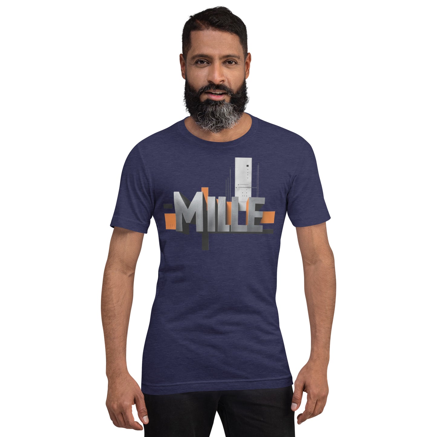 Camiseta MILLE Pillar de color gris jaspeado (Heather Navy) con logo MILLE grande y vertical en el pecho. Vista frontal en modelo.