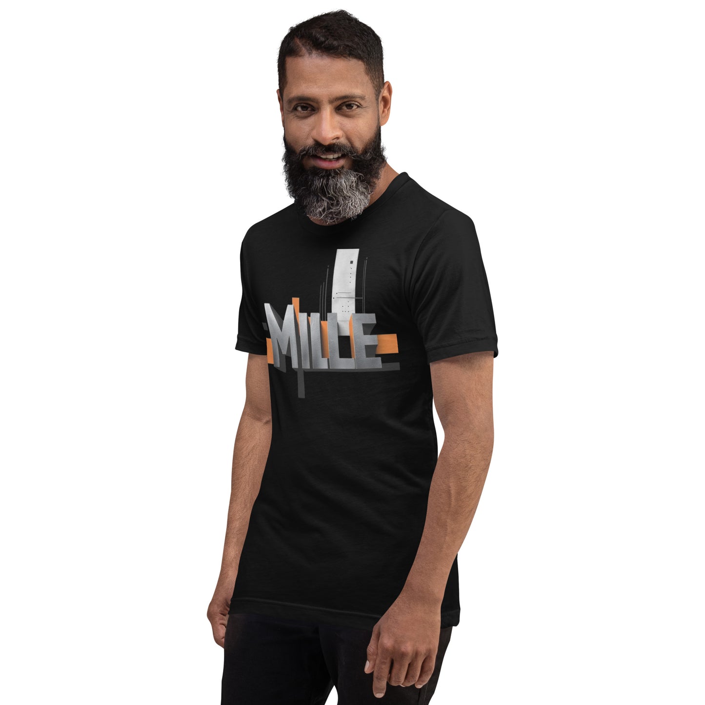 Camiseta MILLE Pillar de color negro con logo MILLE grande y vertical. Vista frontal lateral en modelo.