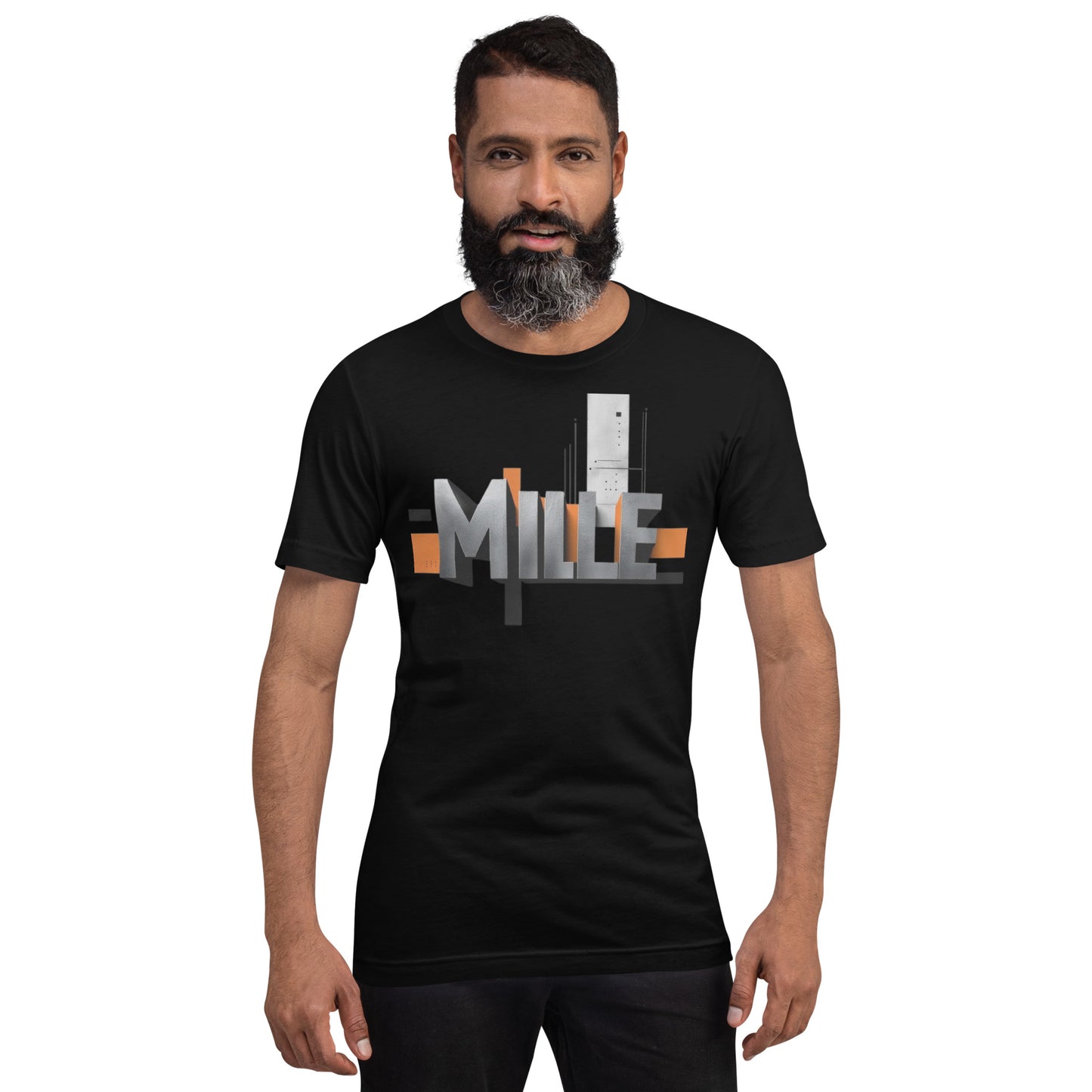 Camiseta MILLE Pillar de color negro con logo MILLE grande y vertical en el pecho. Vista frontal en modelo.