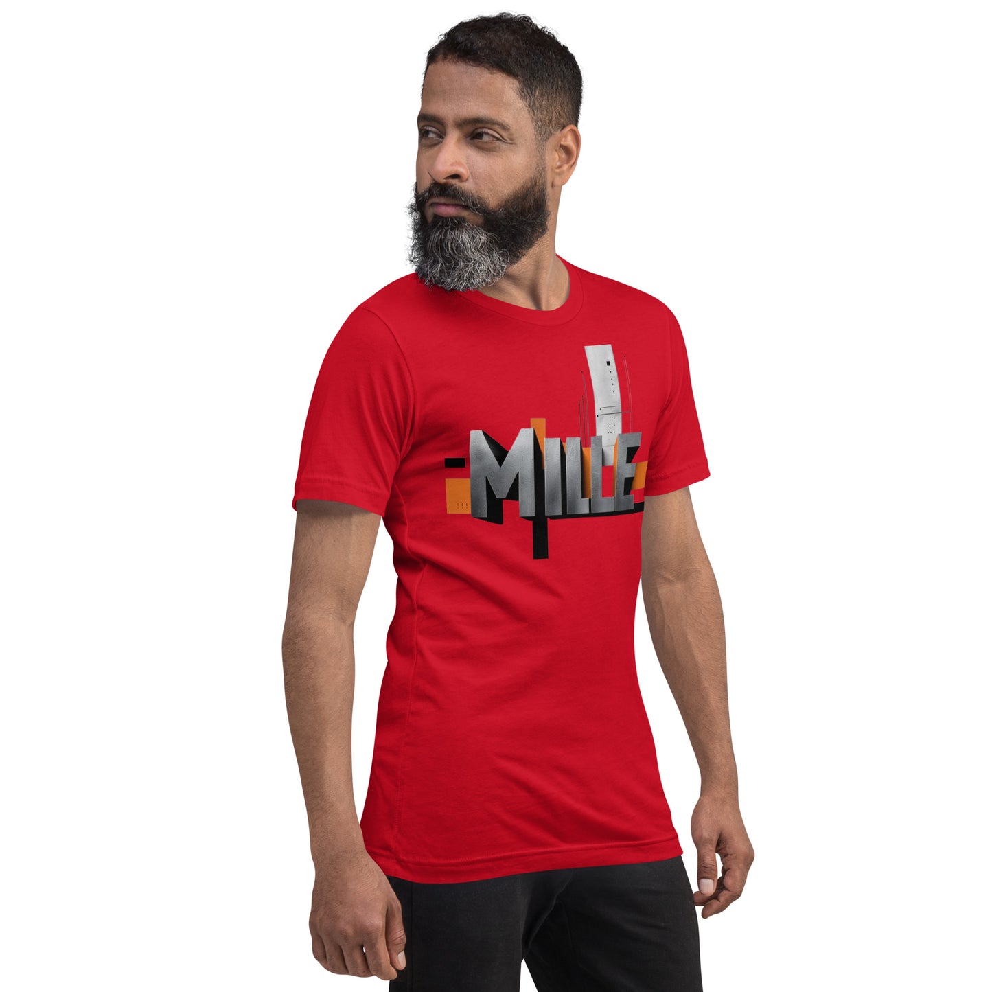 Camiseta MILLE Pillar de color rojo con logo MILLE grande y vertical. Vista frontal lateral de modelo masculino.
