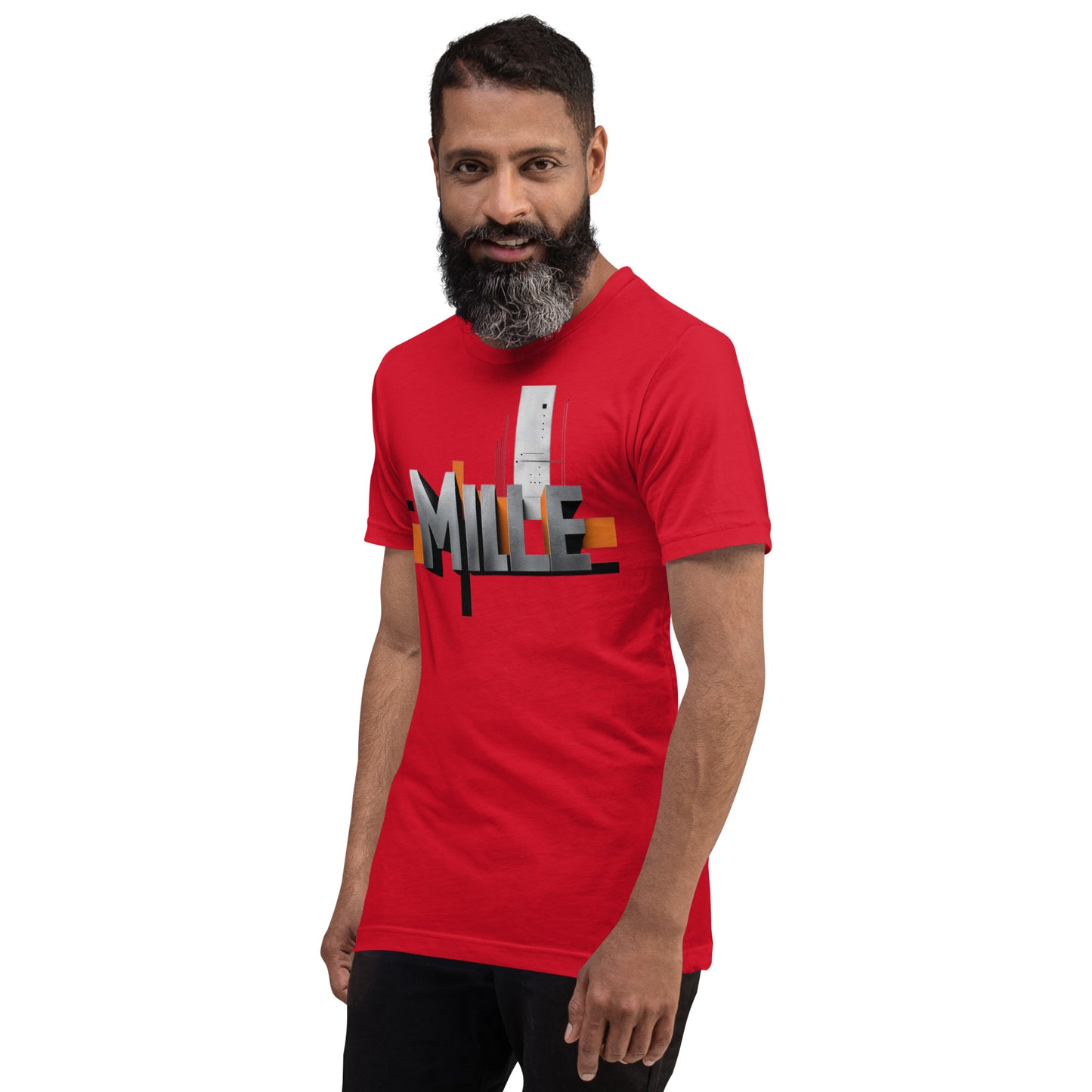 Camiseta MILLE Pillar de color rojo con logo MILLE grande y vertical. Vista frontal lateral en modelo.