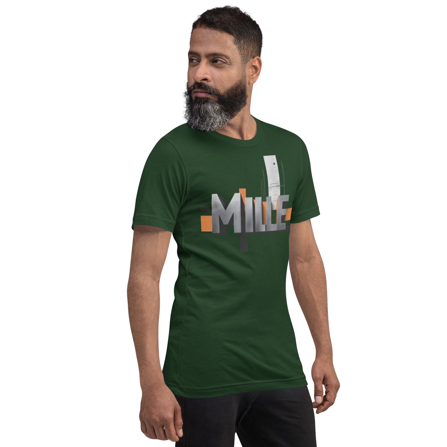 Camiseta MILLE Pillar de color verde oscuro con logo MILLE grande y vertical. Vista frontal lateral de modelo masculino.