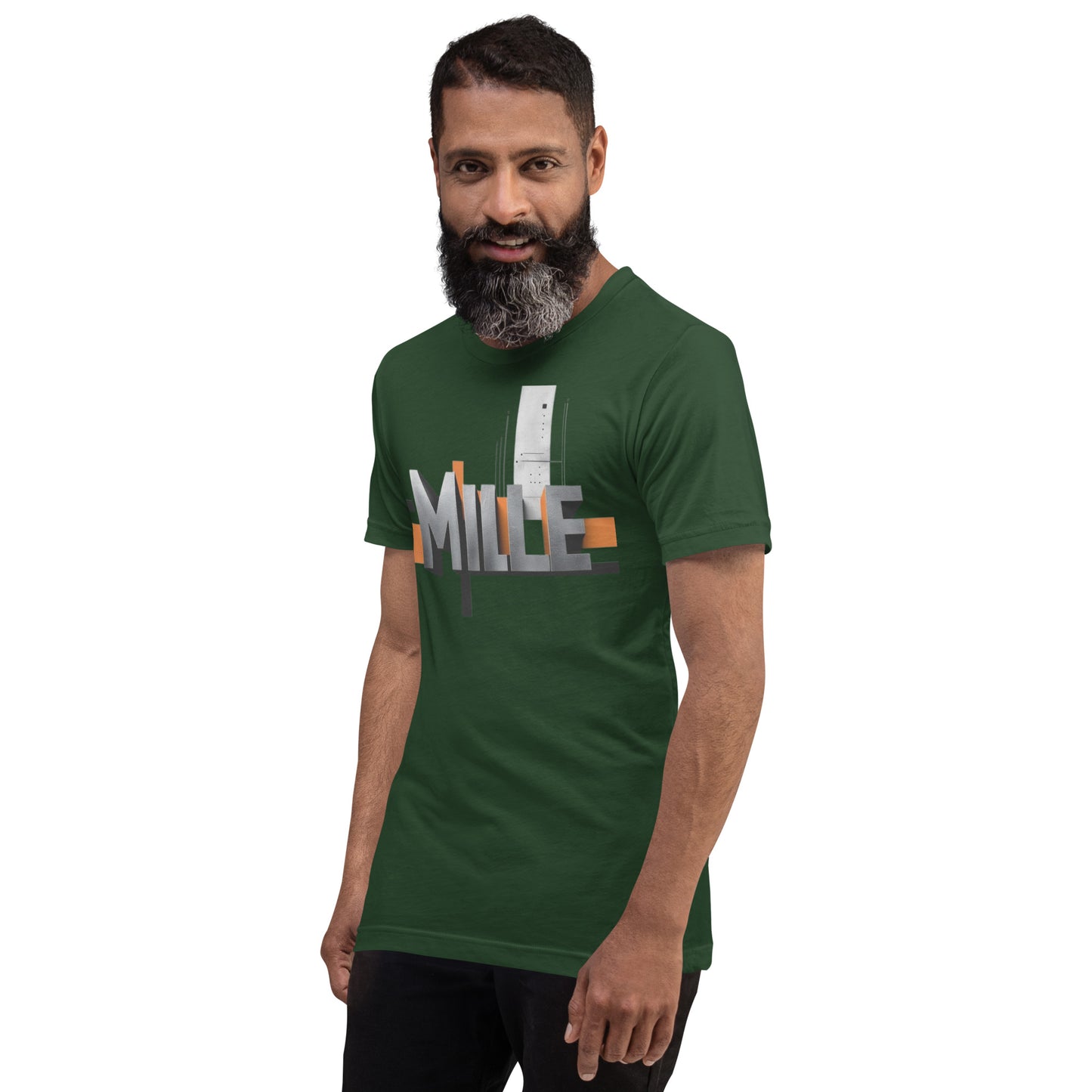 Camiseta MILLE Pillar de color verde oscuro con logo MILLE grande y vertical. Vista frontal lateral en modelo.