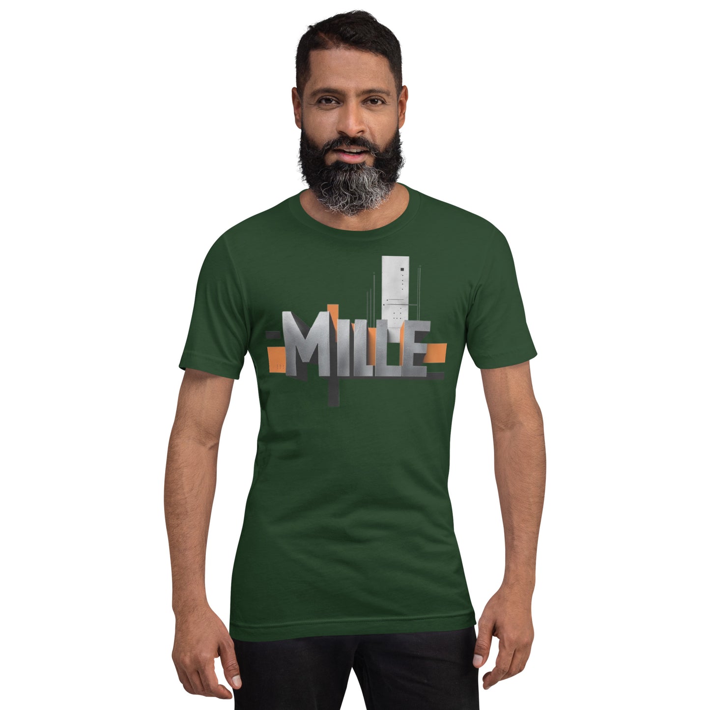 Camiseta MILLE Pillar de color verde oscuro con logo MILLE grande y vertical en el pecho. Vista frontal en modelo.
