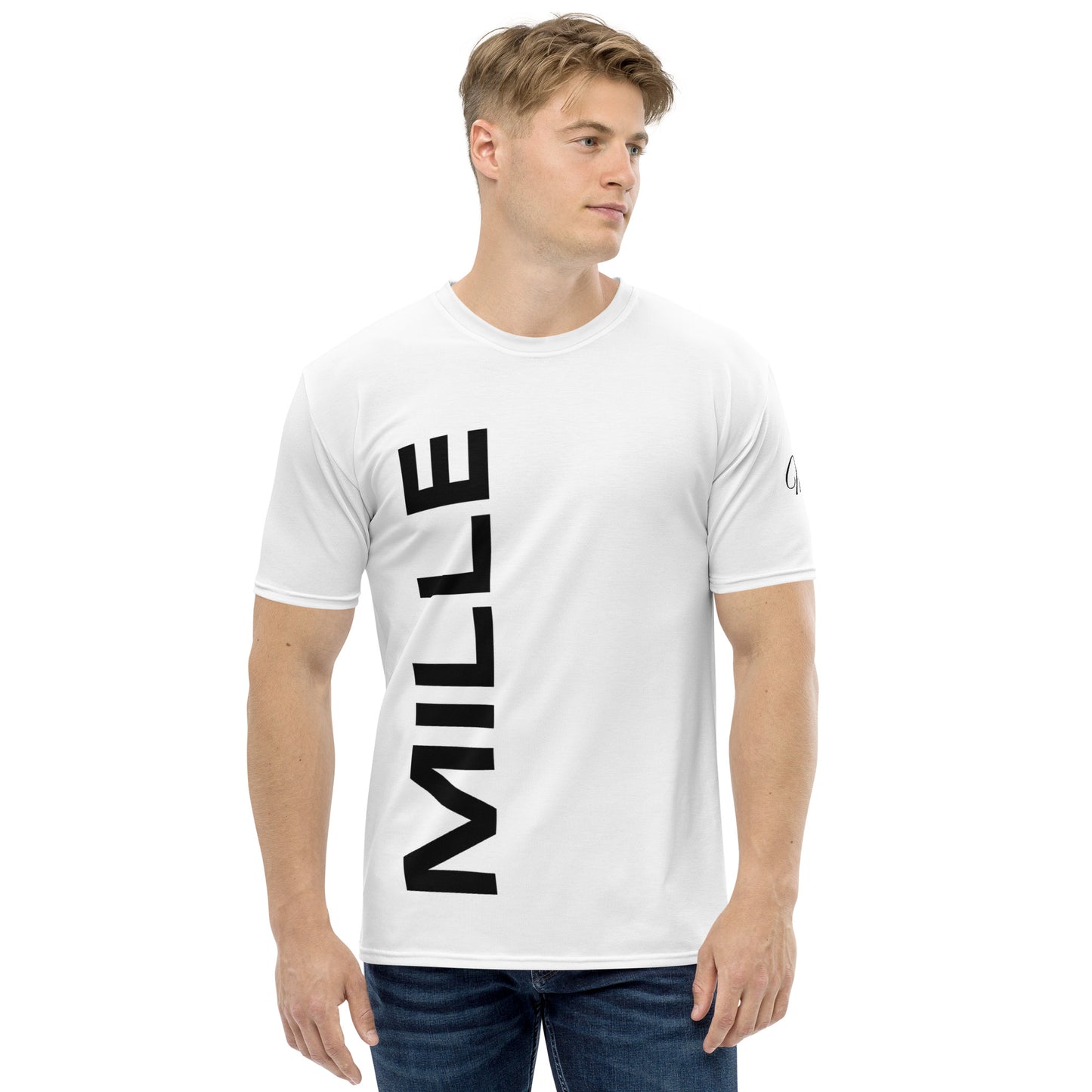 Camiseta MILLE Vertical de color blanco con logo MILLE en grande y vertical en el pecho. Vista frontal en modelo.