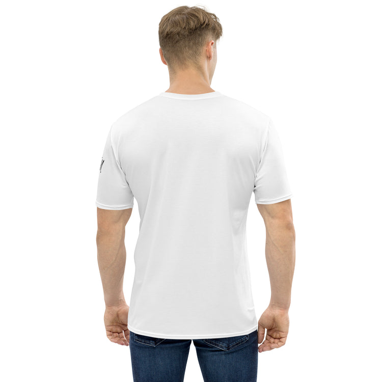Camiseta MILLE Vertical de color blanco. Vista trasera en modelo masculino.