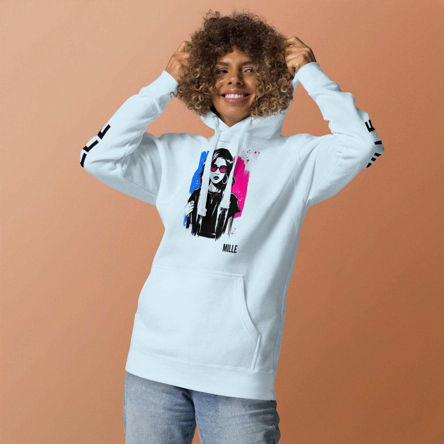 Sudadera con capucha MILLE ECO de color azul cielo con diseño de artista en el pecho y logos en las mangas. Vista frontal con modelo sonriendo sobre fondo de color.