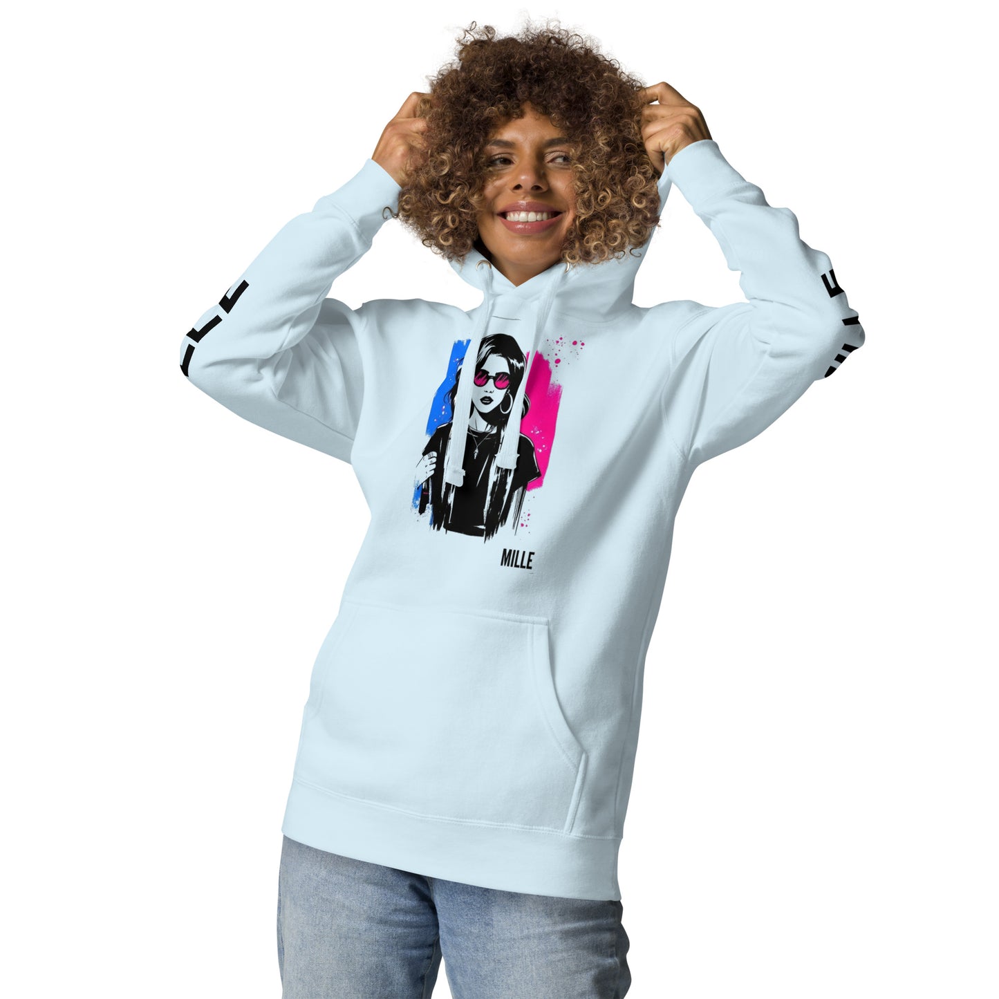Sudadera con capucha MILLE ECO de color azul cielo con diseño de artista en el pecho y logos en las mangas. Vista frontal con modelo sonriendo y sujetando la capucha.