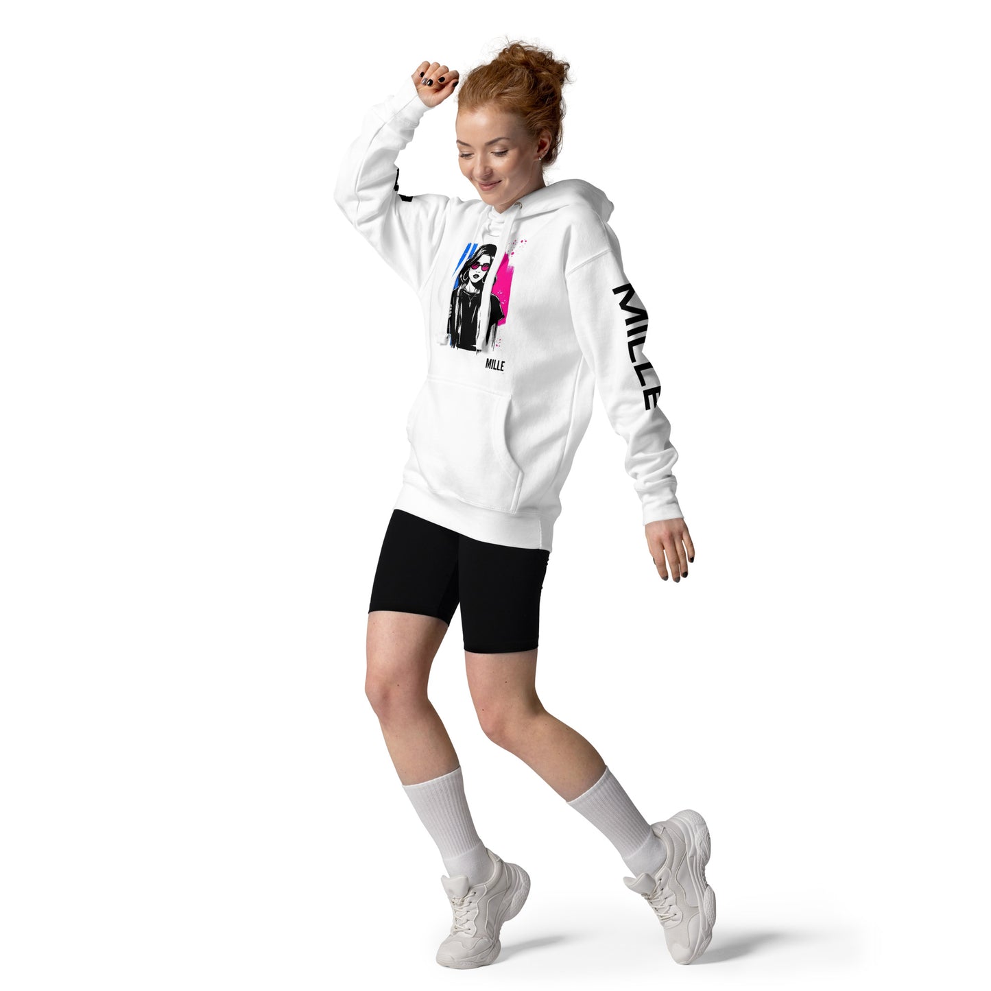 Sudadera con capucha MILLE ECO de color blanco con diseño de artista en el pecho y logos en las mangas. Vista de cuerpo entero con modelo en pose dinámica.