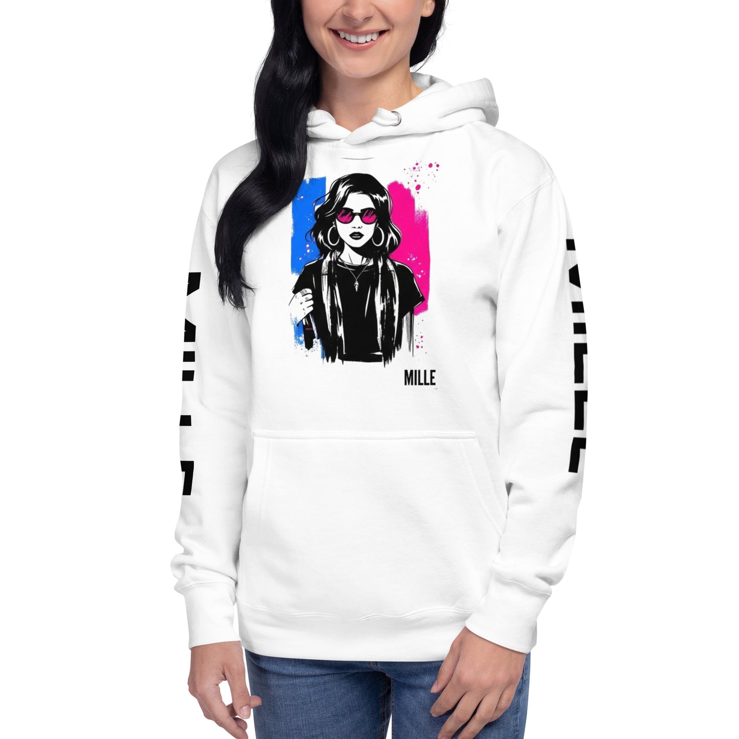 Sudadera con capucha MILLE ECO de color blanco con diseño de artista en el pecho y logos en las mangas. Vista frontal en plano medio con modelo sonriendo.