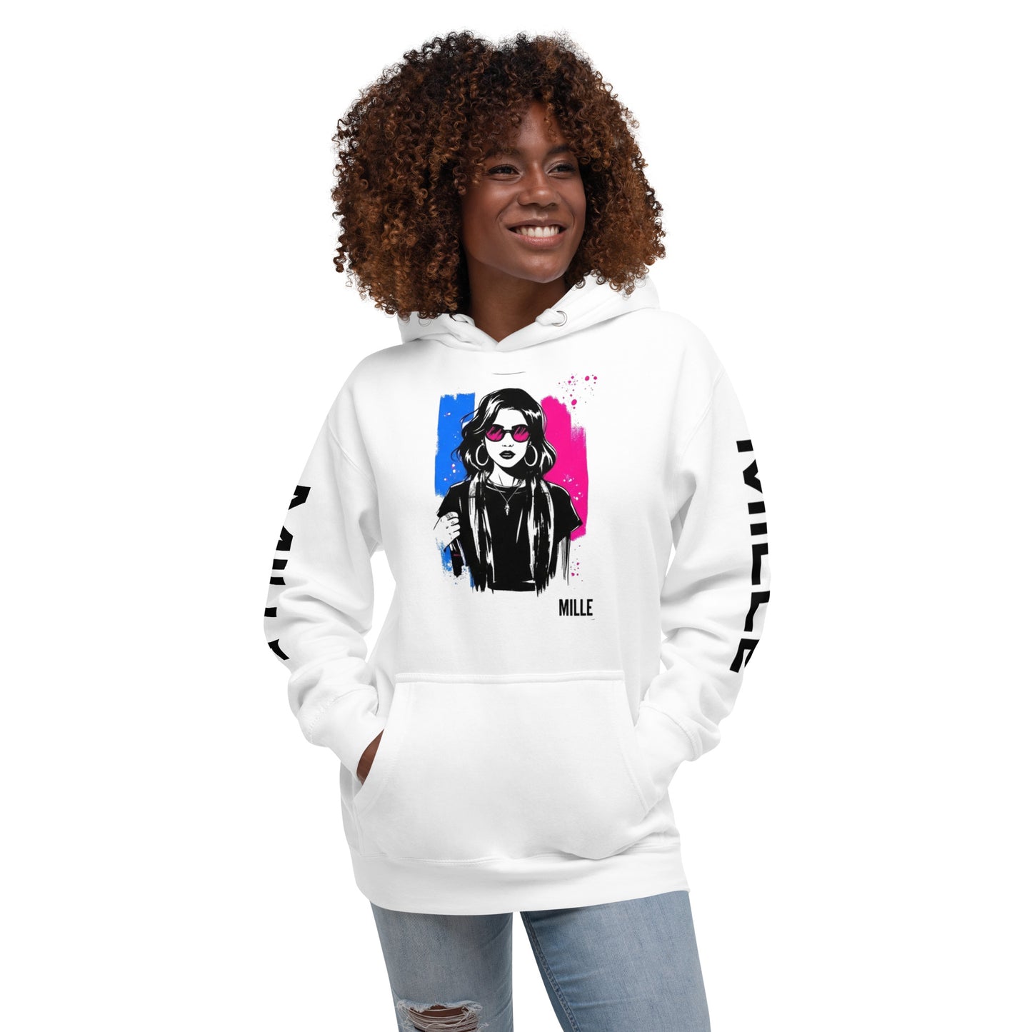 Sudadera con capucha MILLE ECO de color blanco con diseño de artista en el pecho y logos en las mangas. Vista frontal con modelo sonriendo de perfil.