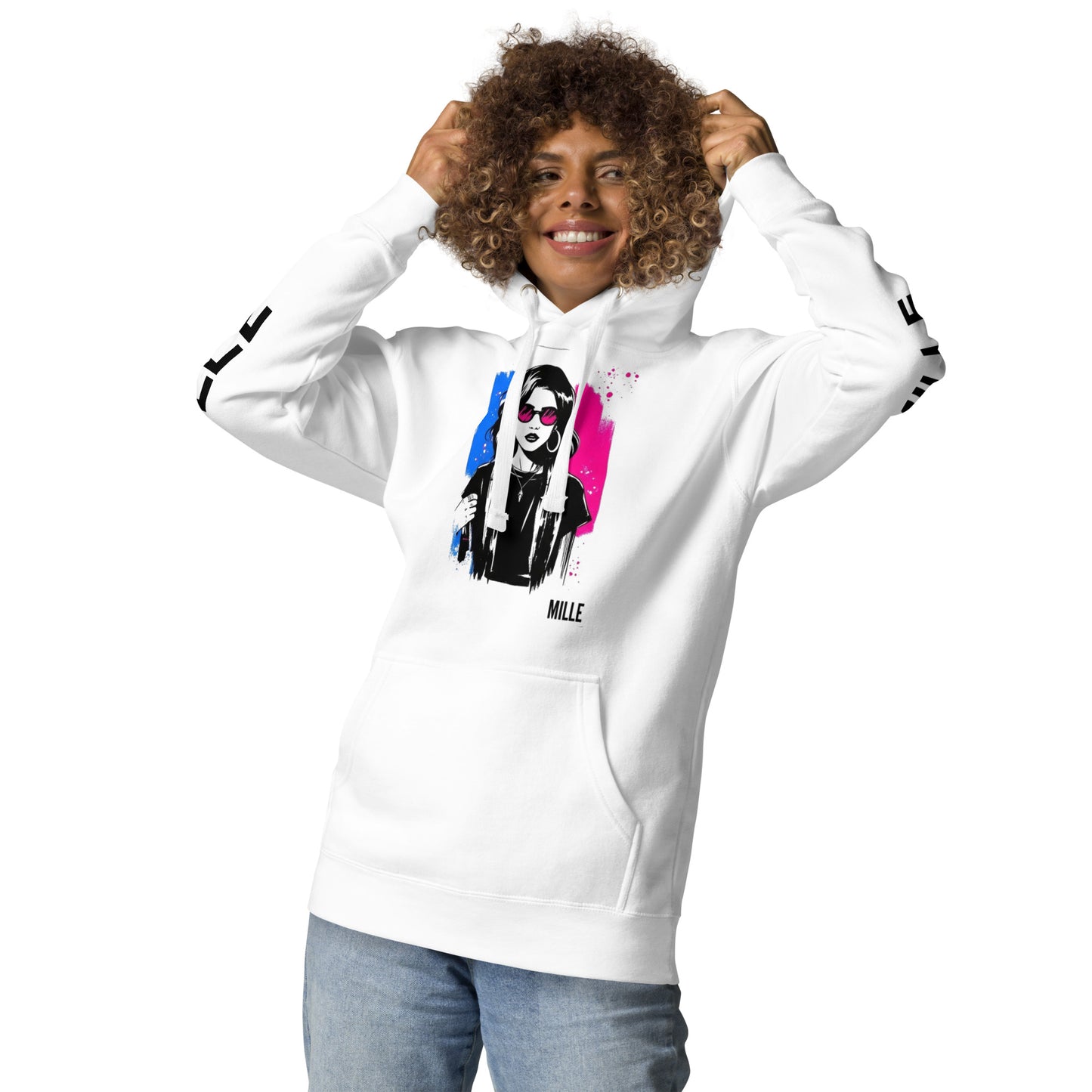Sudadera con capucha MILLE ECO de color blanco con diseño de artista en el pecho y logos en las mangas. Vista frontal con modelo sonriendo y sujetando la capucha.