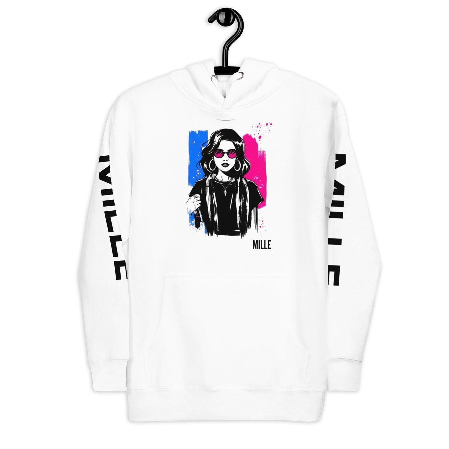 Sudadera con capucha MILLE ECO de color blanco con diseño de artista en el pecho y logos en las mangas. Vista frontal en percha.