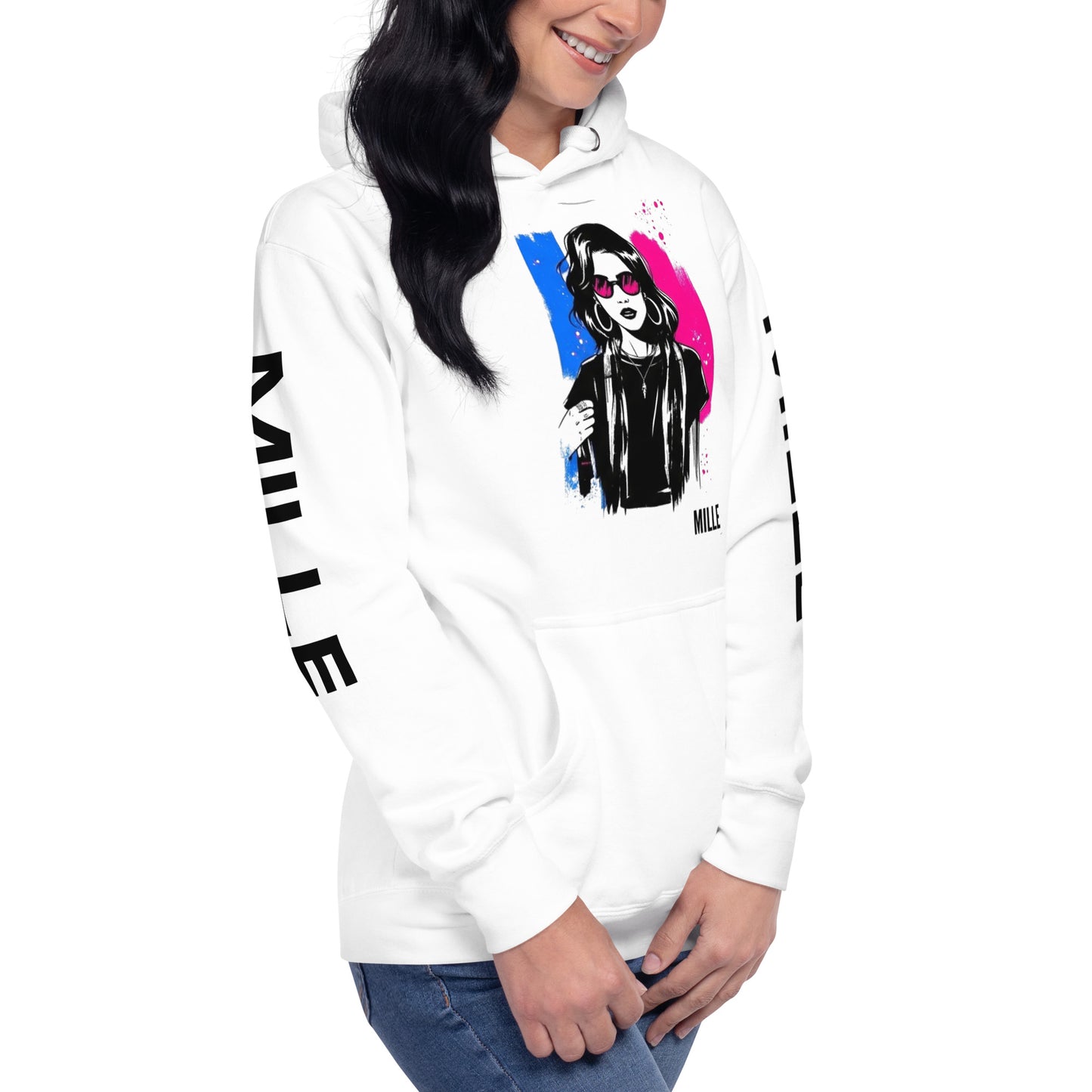 Sudadera con capucha MILLE ECO de color blanco con diseño de artista en el pecho y logo en la manga. Vista del perfil derecho con modelo sonriendo.