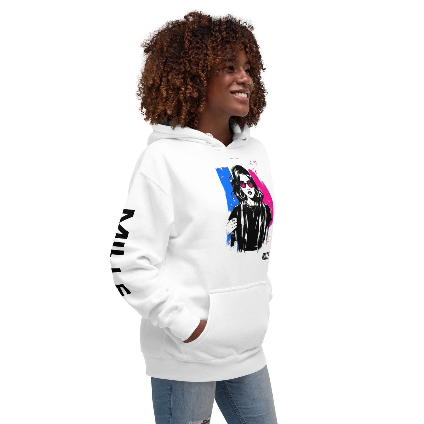 Sudadera con capucha MILLE ECO de color blanco con diseño de artista en el pecho y logo en la manga. Vista del perfil derecho con modelo.