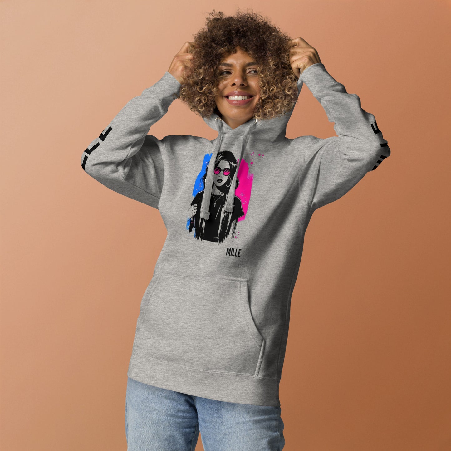 Sudadera con capucha MILLE ECO de color gris carbón con diseño de artista en el pecho y logos en las mangas. Vista frontal con modelo sonriendo sobre fondo de color.