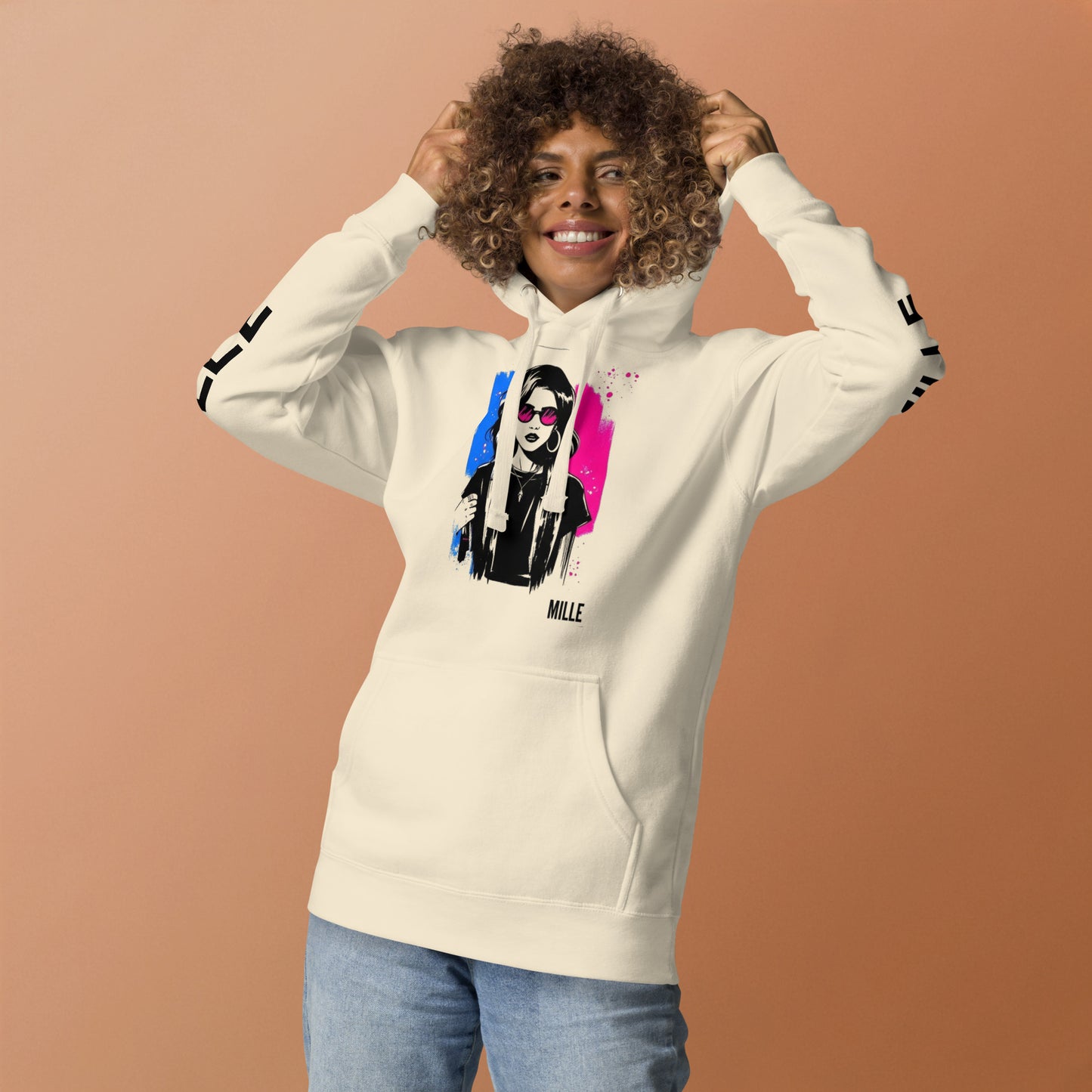 Sudadera con capucha MILLE ECO de color hueso con diseño de artista en el pecho y logos en las mangas. Vista frontal con modelo sonriendo sobre fondo de color.