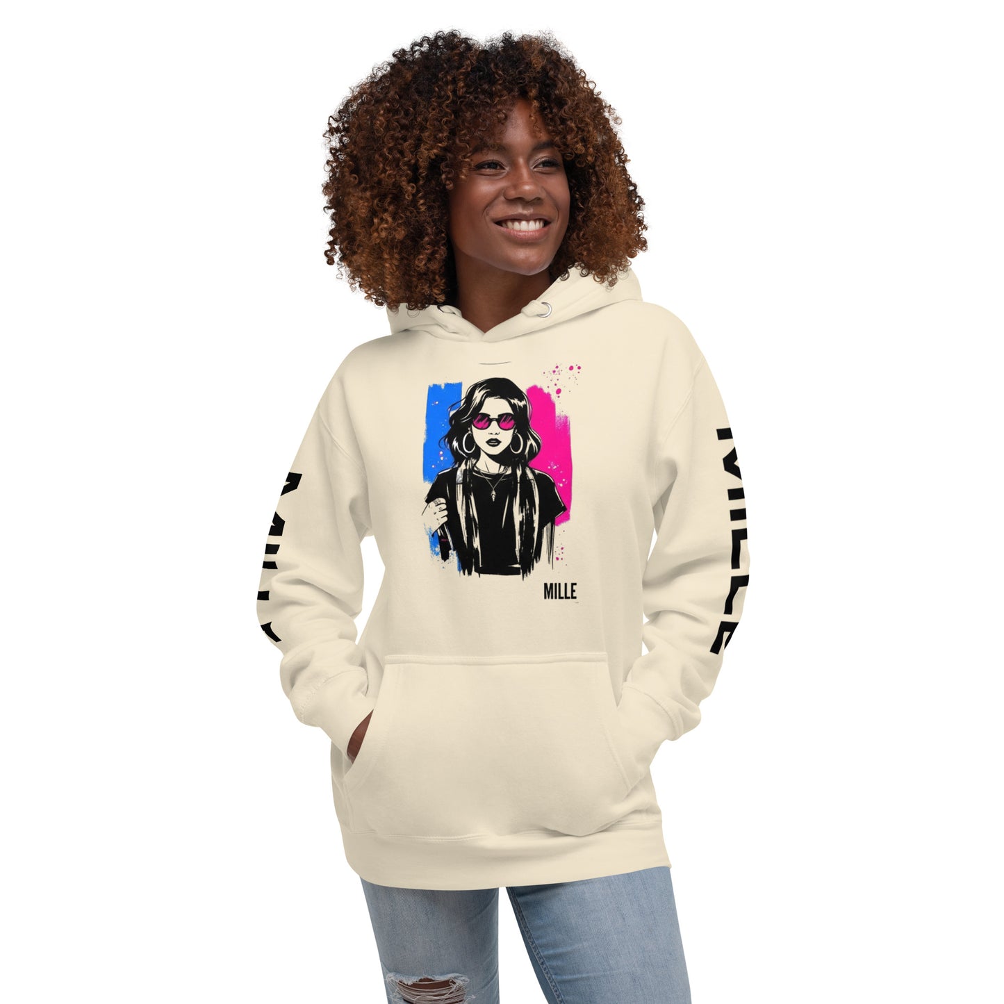 Sudadera con capucha MILLE ECO de color hueso con diseño de artista en el pecho y logos en las mangas. Vista frontal con modelo sonriendo de perfil.