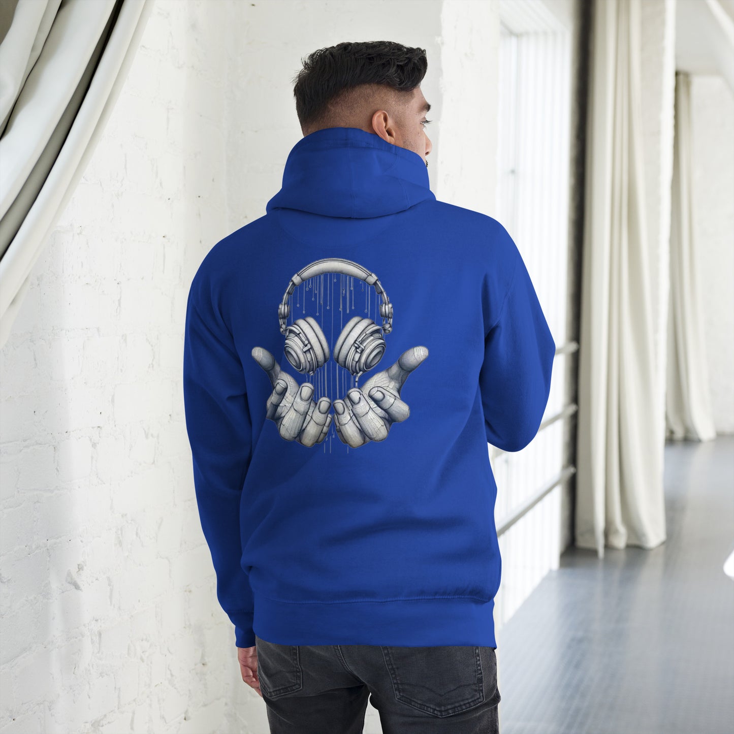 Sudadera con capucha MILLE FRECUENCIA de color azul royal con diseño de auriculares y manos en la espalda. Vista trasera con modelo.