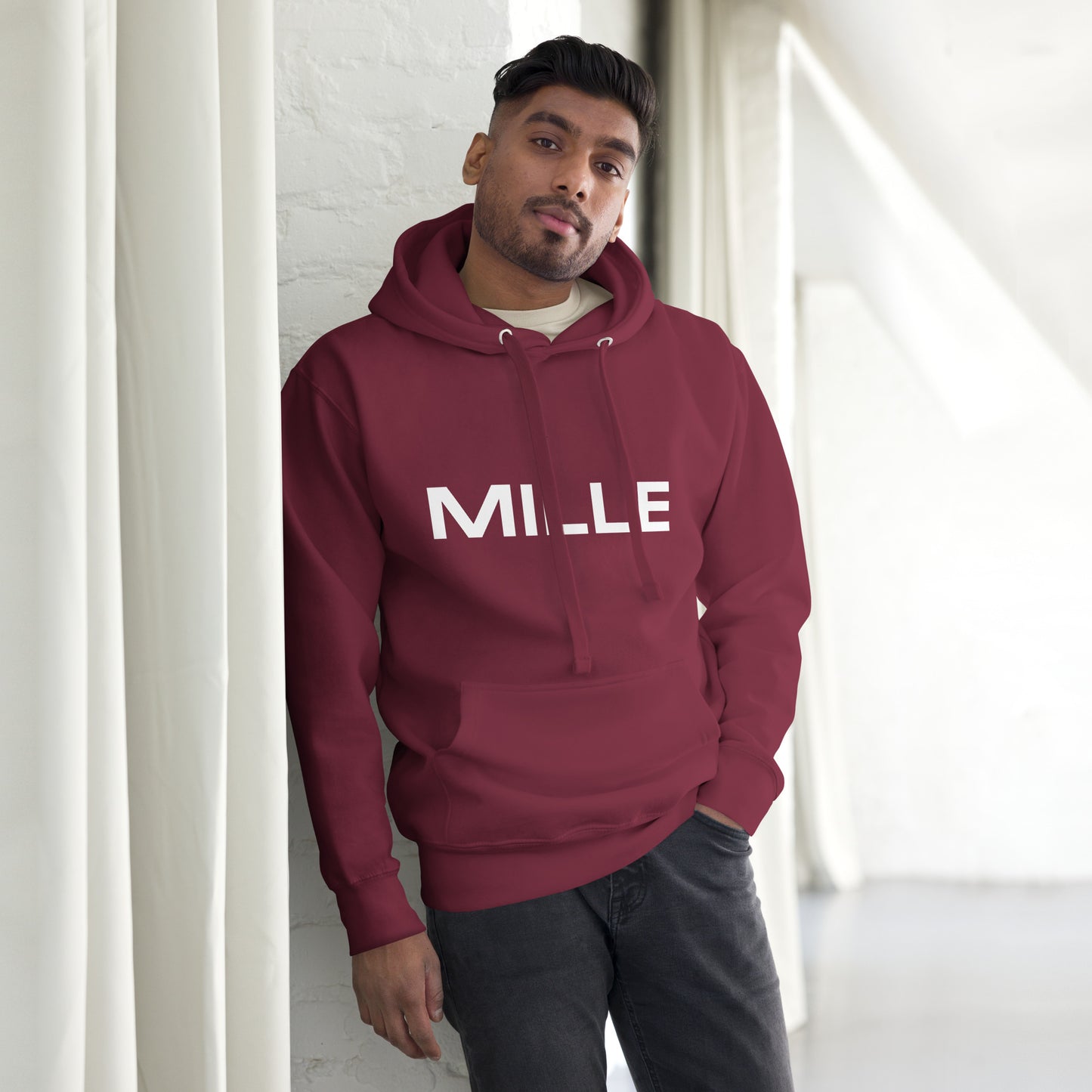 Sudadera con capucha MILLE FRECUENCIA de color marrón con el logo MILLE y un círculo azul en el pecho. Vista frontal con modelo.