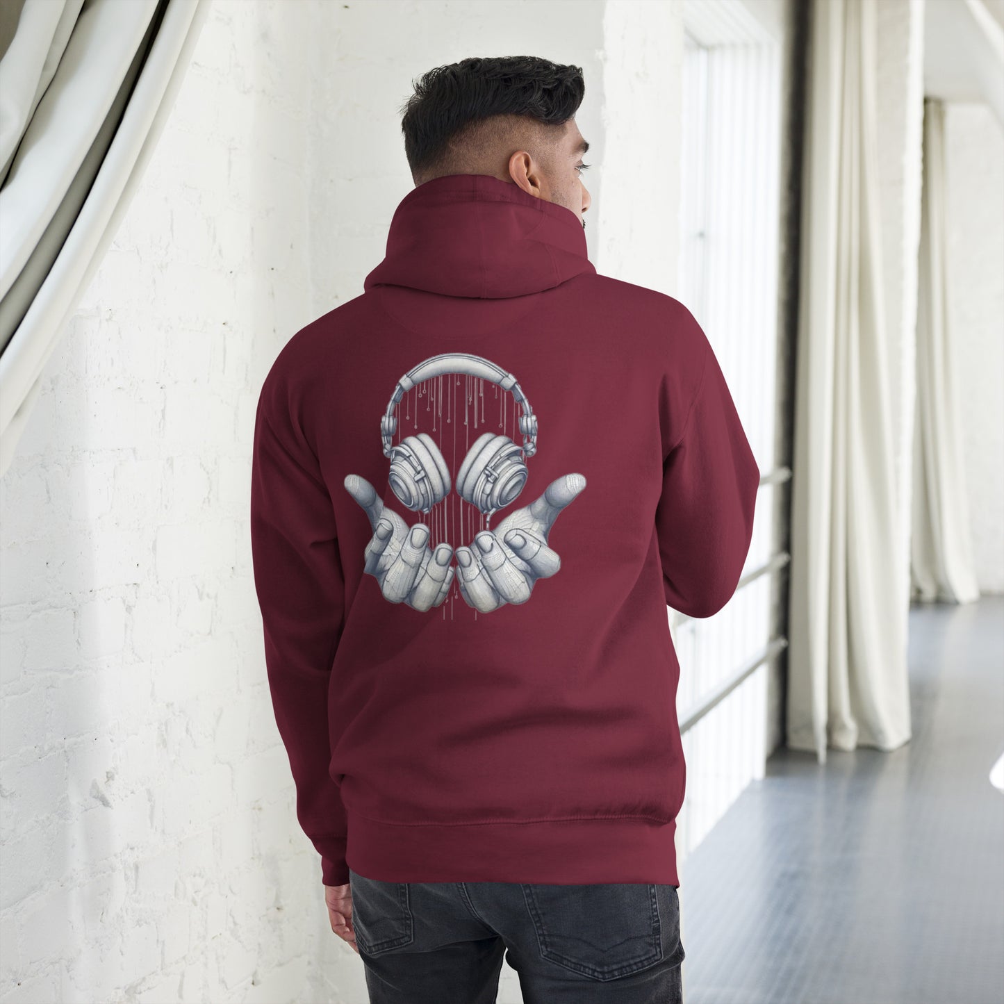 Sudadera con capucha MILLE FRECUENCIA de color marrón con diseño de auriculares y manos en la espalda. Vista trasera con modelo.