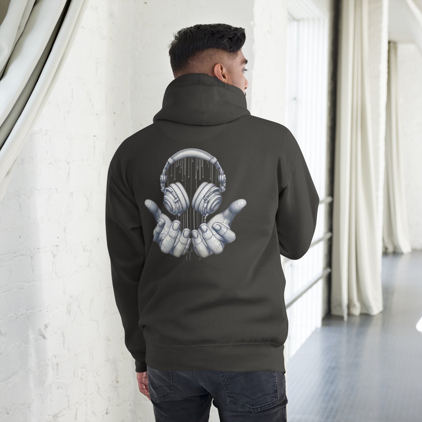 Sudadera con capucha MILLE FRECUENCIA de color negro vintage con diseño de auriculares y manos en la espalda. Vista trasera con modelo.