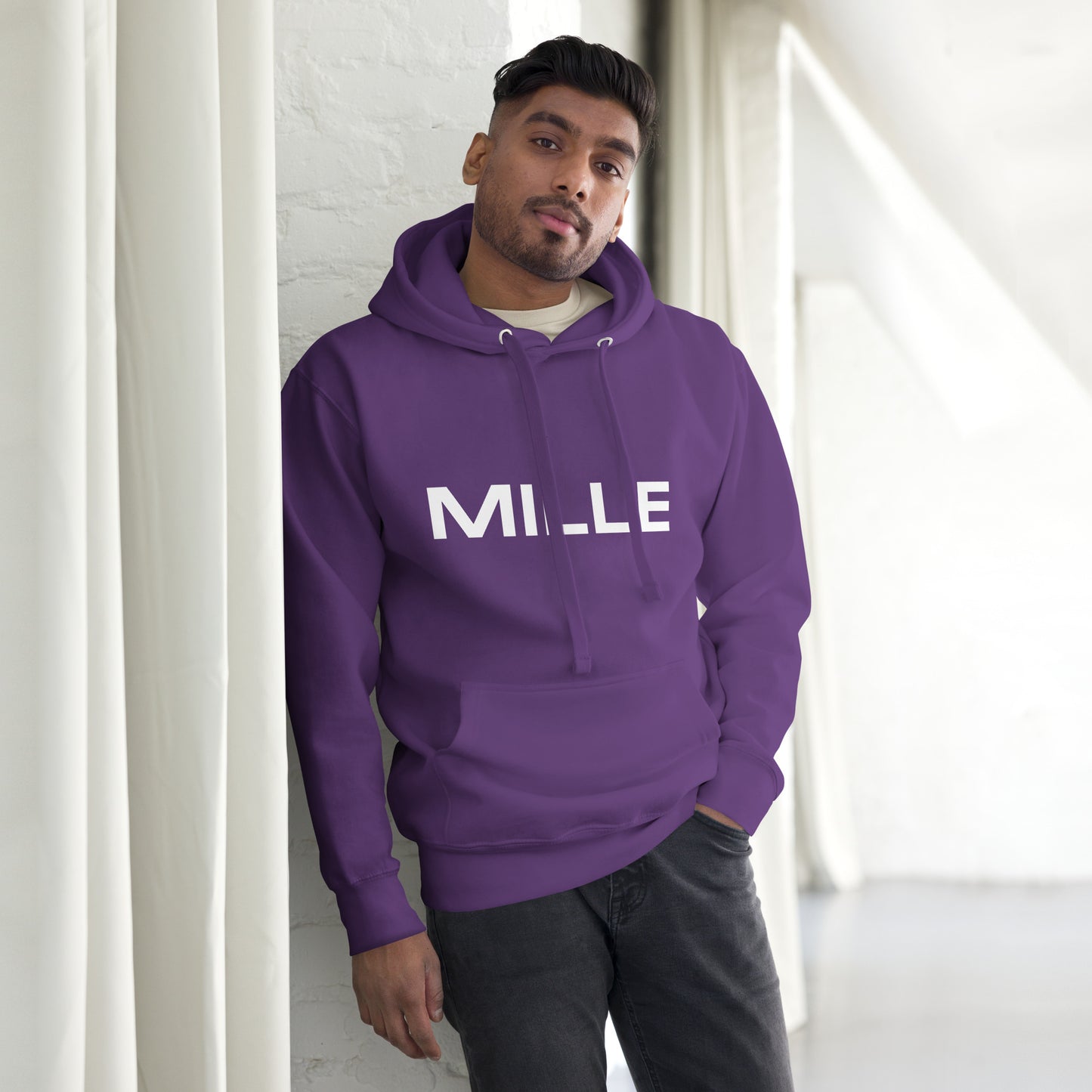 Sudadera con capucha MILLE FRECUENCIA de color púrpura con el logo MILLE en blanco en el pecho. Vista frontal con modelo.
