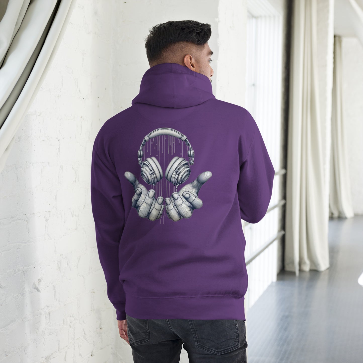 Sudadera con capucha MILLE FRECUENCIA de color púrpura con diseño de auriculares y manos en la espalda. Vista trasera con modelo.