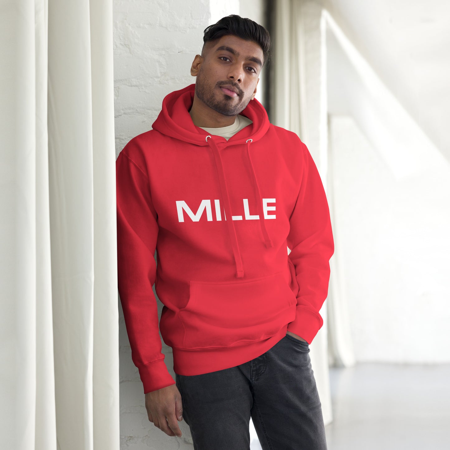 Sudadera con capucha MILLE FRECUENCIA de color rojo con el logo MILLE y un círculo azul en el pecho. Vista frontal con modelo.