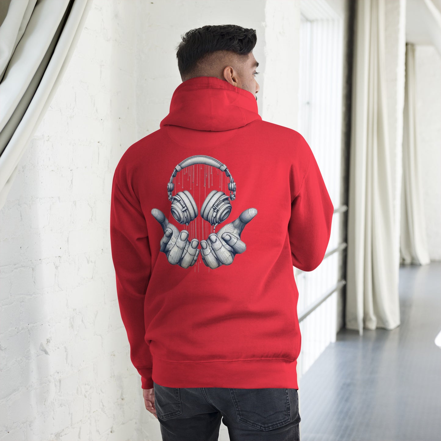 Sudadera con capucha MILLE FRECUENCIA de color rojo con diseño de auriculares y manos en la espalda. Vista trasera con modelo.