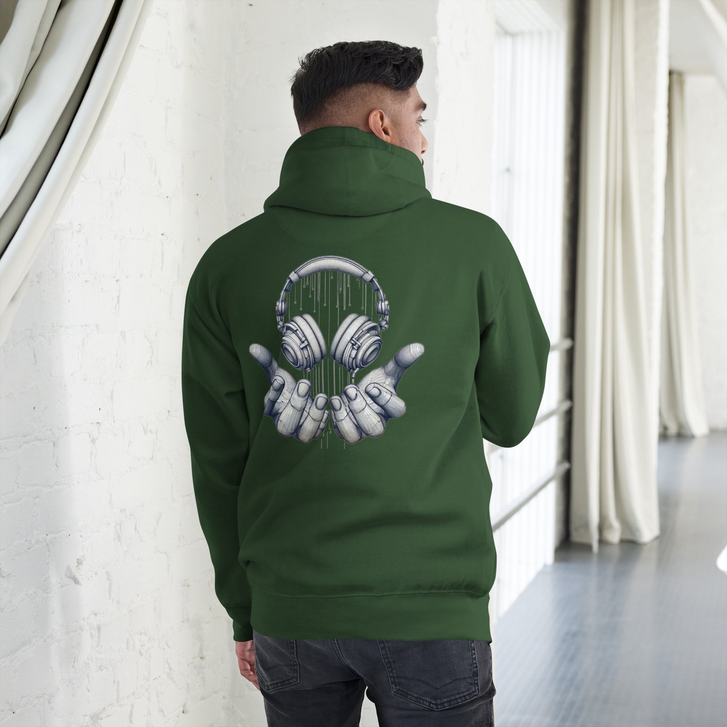Sudadera con capucha MILLE FRECUENCIA de color verde bosque con diseño de auriculares y manos en la espalda. Vista trasera con modelo.