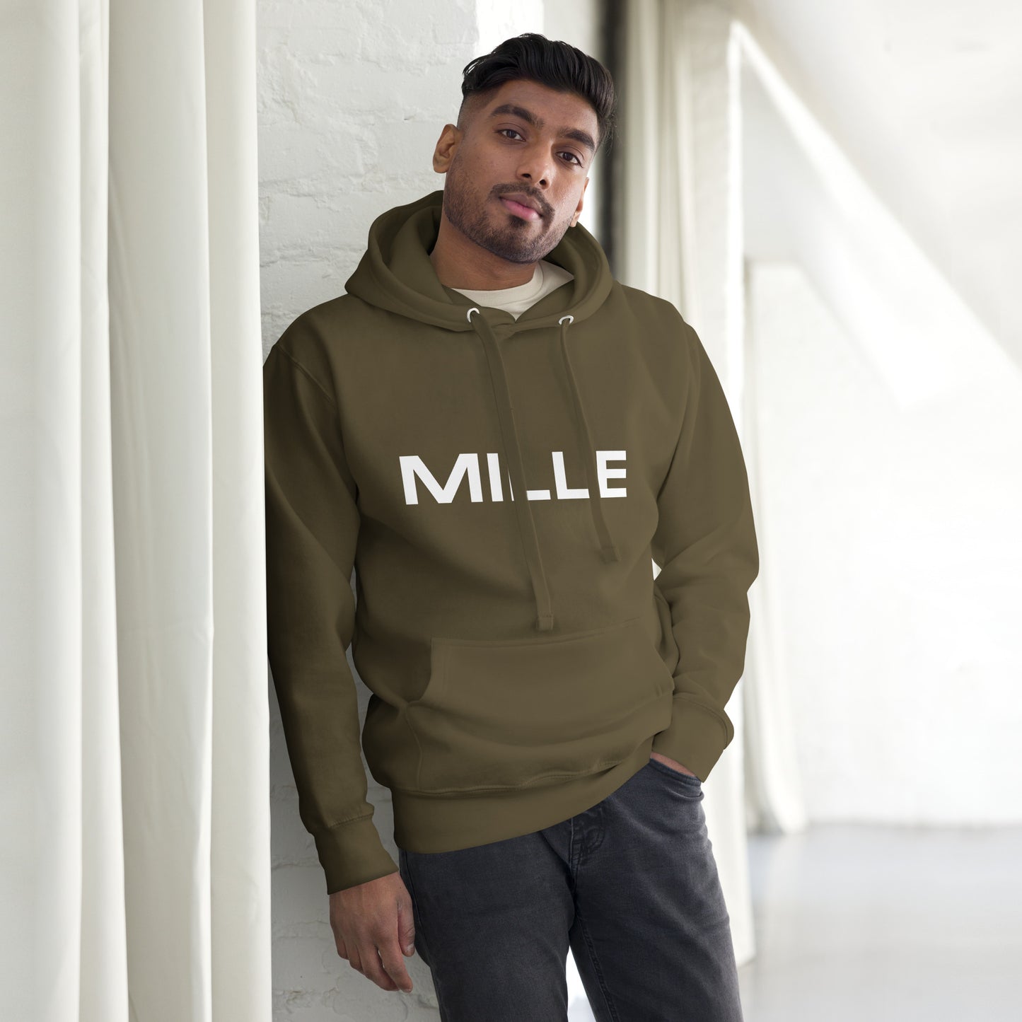 Sudadera con capucha MILLE FRECUENCIA de color verde militar con el logo MILLE y un círculo azul en el pecho. Vista frontal con modelo.