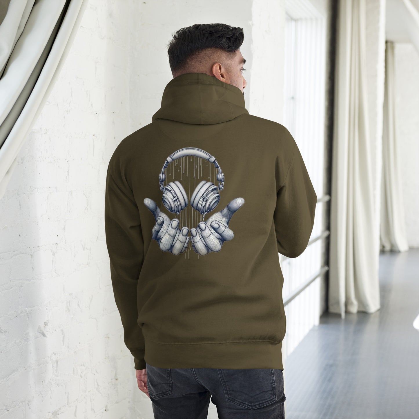 Sudadera con capucha MILLE FRECUENCIA de color verde militar con diseño de auriculares y manos en la espalda. Vista trasera con modelo.