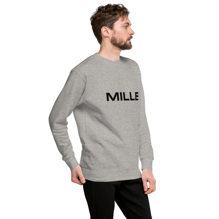 Sudadera MILLE Origin LS de color gris carbón con logo MILLE en el pecho. Vista del perfil derecho con modelo.