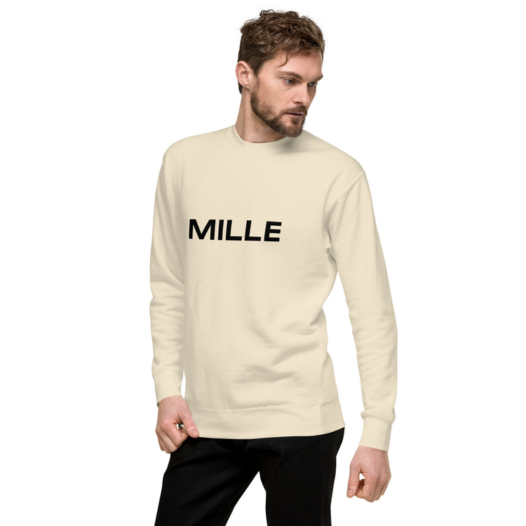 Sudadera MILLE Origin LS de color hueso con logo MILLE en el pecho. Vista frontal con modelo posando.```