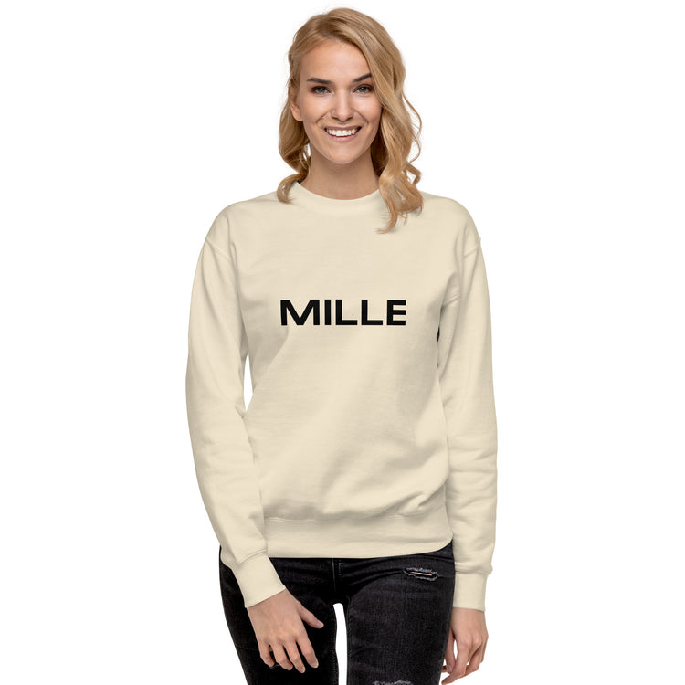 Sudadera MILLE Origin LS de color hueso con logo MILLE en el pecho. Vista frontal con modelo.