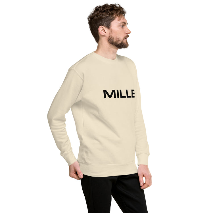 Sudadera MILLE Origin LS de color hueso con logo MILLE en el pecho. Vista del perfil derecho con modelo.