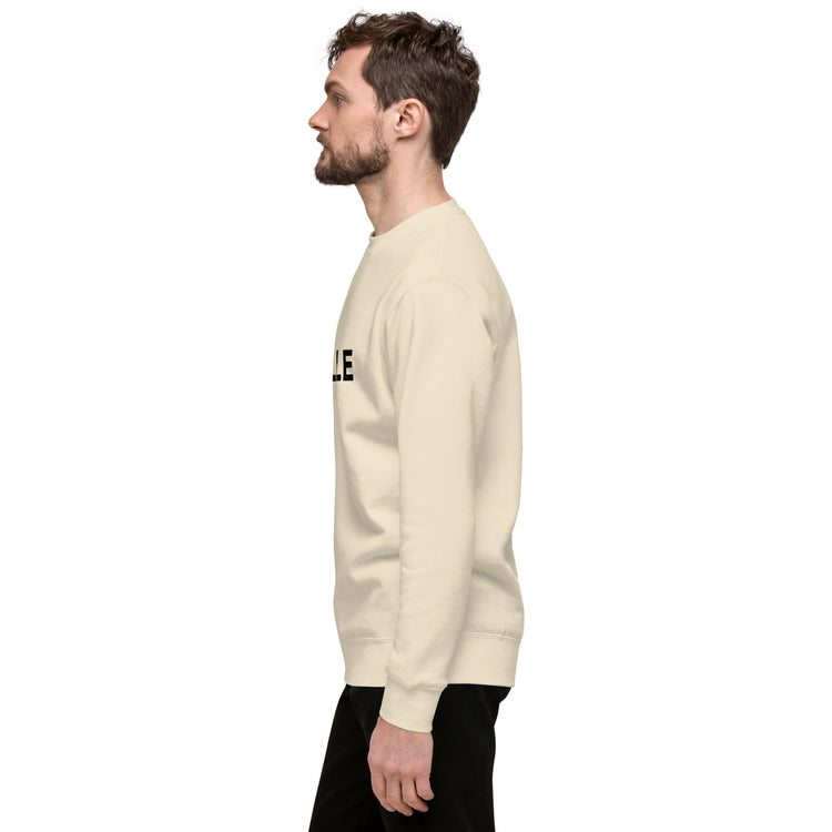 Sudadera MILLE Origin LS de color hueso con logo MILLE en el pecho. Vista del perfil izquierdo con modelo.