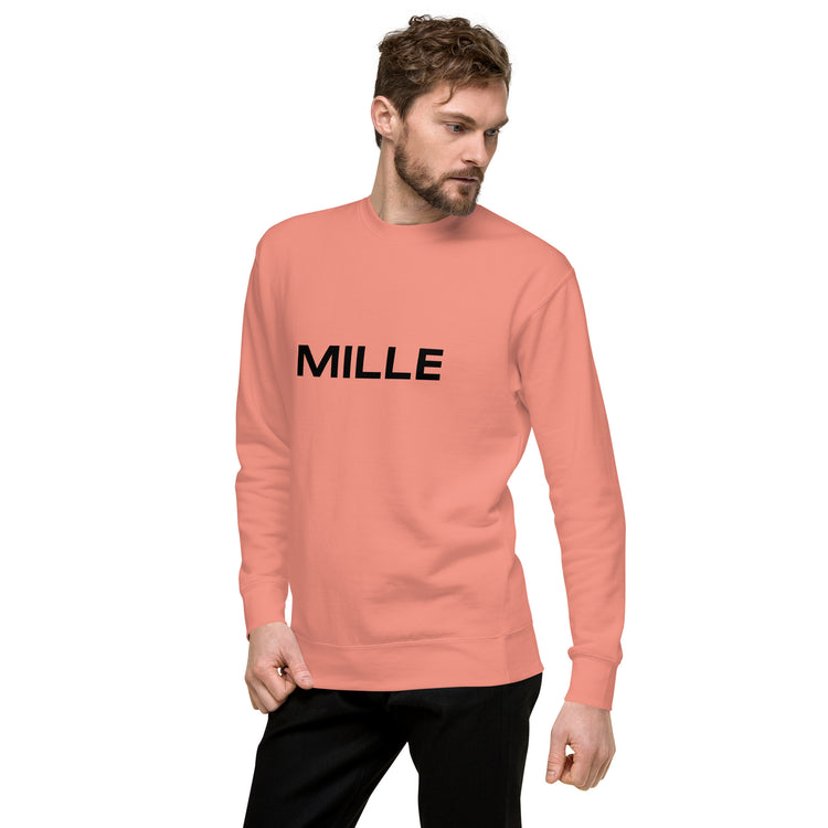 Sudadera MILLE Origin LS de color rosa empolvado con logo MILLE en el pecho. Vista frontal con modelo posando.