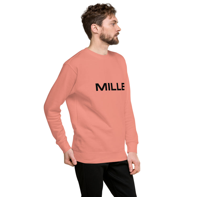 Sudadera MILLE Origin LS de color rosa empolvado con logo MILLE en el pecho. Vista del perfil derecho con modelo.