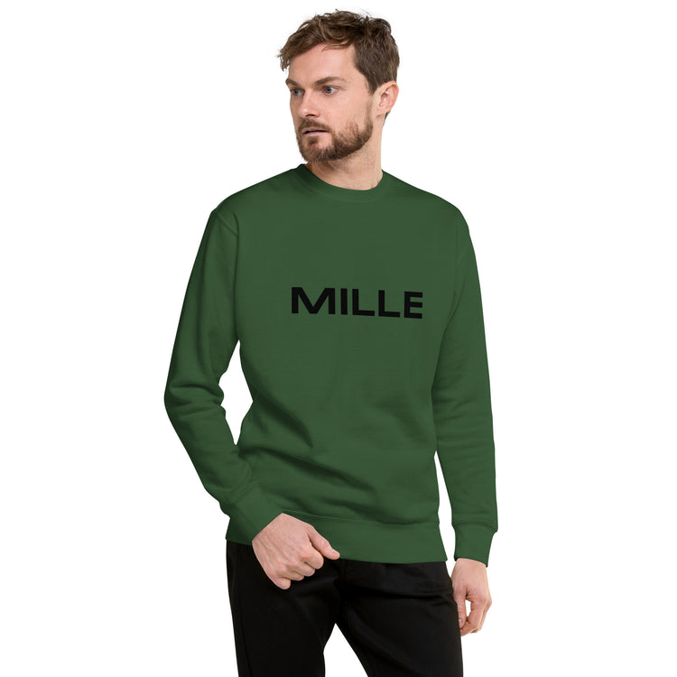 Sudadera MILLE Origin LS de color verde bosque con logo MILLE en el pecho. Vista frontal con modelo.