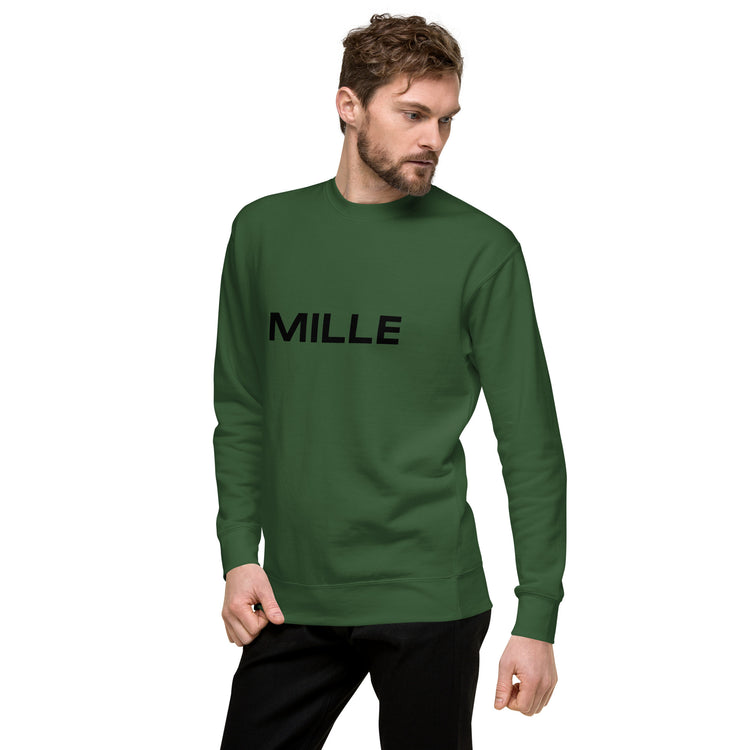 Sudadera MILLE Origin LS de color verde bosque con logo MILLE en el pecho. Vista frontal con modelo posando.