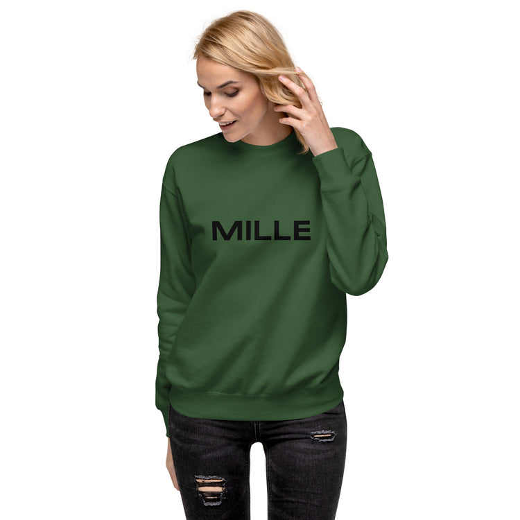 Sudadera MILLE Origin LS de color verde bosque con logo MILLE en el pecho. Vista frontal con modelo posando.