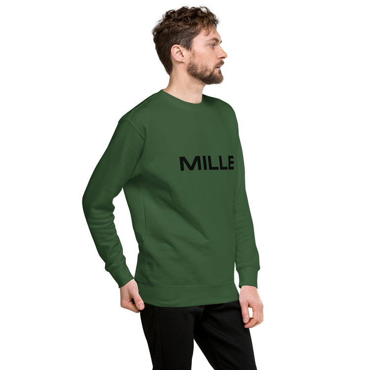 Sudadera MILLE Origin LS de color verde bosque. Vista del perfil derecho con modelo.
