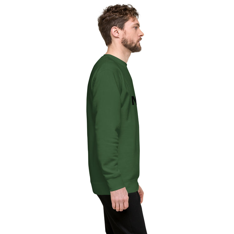 Sudadera MILLE Origin LS de color verde bosque. Vista del perfil derecho con modelo.